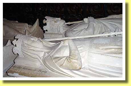 フランスの首都パリの郊外にあるサン・ドニ大聖堂の王家の墓地で見たフランク王小ピピン（3世）夫妻の墓