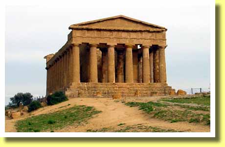 イタリア南部シシリア島のアグリジェントに残る古代ギリシャ時代の神殿