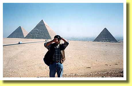 エジプトのギザの三大ピラミッドの風景