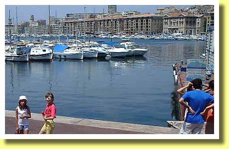 フランス南部プロヴァンス地方の街マルセイユの港の風景