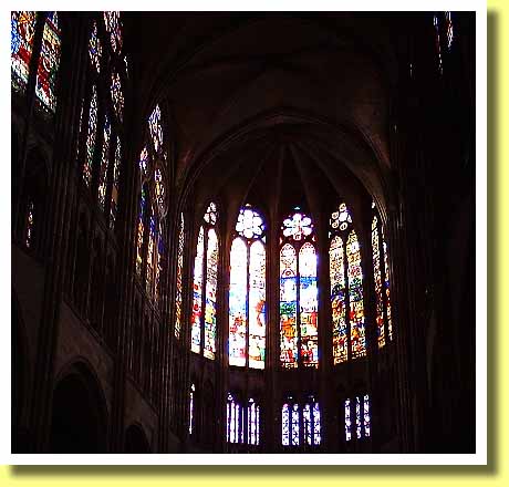 フランスの首都パリの郊外にあるサン・ドニ大聖堂のステンド・グラス