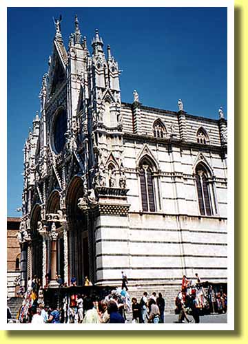 イタリアの古都フィレンツェのライバルだったシエナのドゥオモ（大聖堂）
