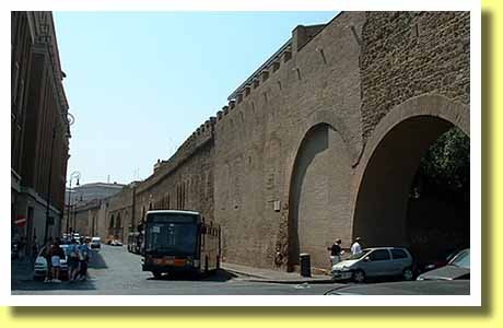 イタリアの首都ローマのサンタンジェロ城から教皇宮殿に続くレオニーネの城壁