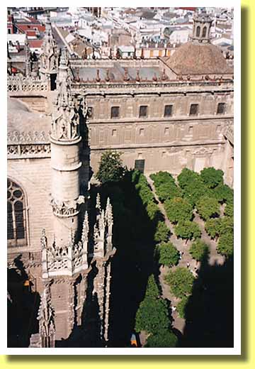 スペイン南部アンダルシア地方の古都セビリアのヒラルダの塔から見下ろした大聖堂のナランハ（オレンジ）の庭