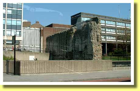 イギリスの首都ロンドンの金融街シティの一画に残るロンドン・ウォールの遺構