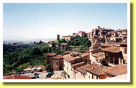 イタリアのトスカナ地方の街シエナと郊外の風景
