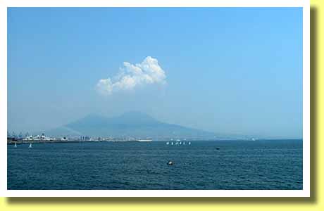 イタリア南部の街ナポリのサンタ・ルチアから眺めたナポリ湾と遠くにヴェスヴィオ火山