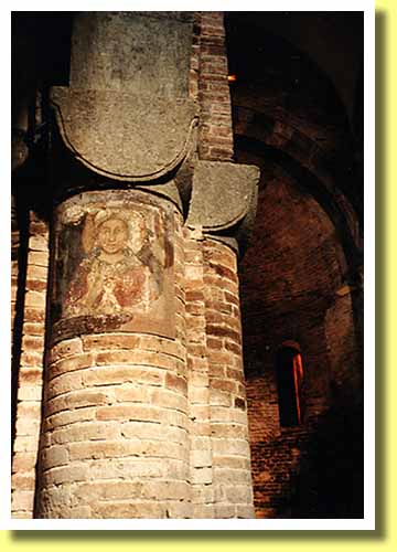 イタリアの街道の街ボローニャの聖ステファノ教会群の中の柱と絵