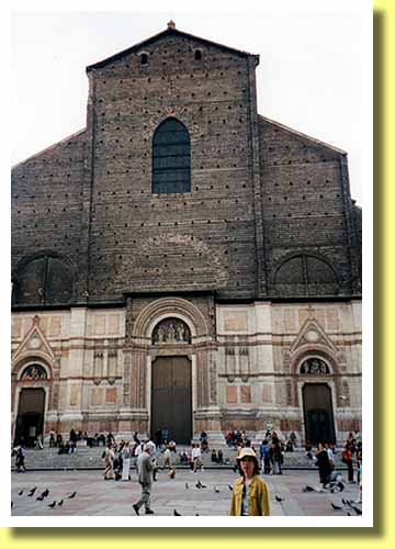 イタリアの街道の街ボローニャの聖ペトロニウス聖堂の未完成の正面ファサード