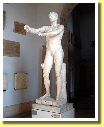 イタリアの首都ローマのヴァティカン美術館・博物館のピオ・クレメンティーノ美術館にある古代ギリシャの彫刻家リュシッポスの競技者アポクシュオメノス（拭う者）像