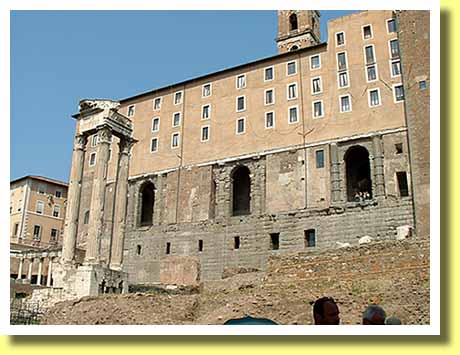 イタリアの首都ローマのフォロ・ロマーノのカピトリーノの丘とタブラリウム（公文書館）