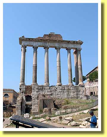 イタリアの首都ローマのフォロ・ロマーノにあるサトゥルヌスの神殿跡