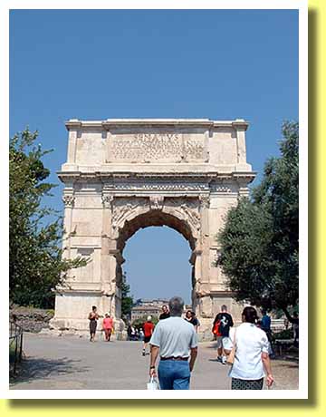 イタリアの首都ローマのフォロ・ロマーノのに残るティトゥスの凱旋門